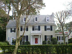 Colonial in Lochhaven, Norfolk